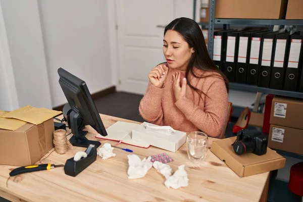 Young Hispanic Woman Ecommerce Business Worker Illness Coughing Office —  Fotos de Stock