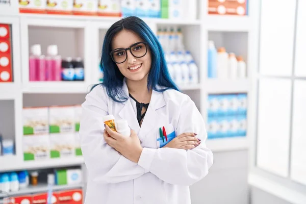 Jonge Blanke Vrouw Apotheker Glimlachen Zelfverzekerde Holding Pillen Flessen Bij — Stockfoto