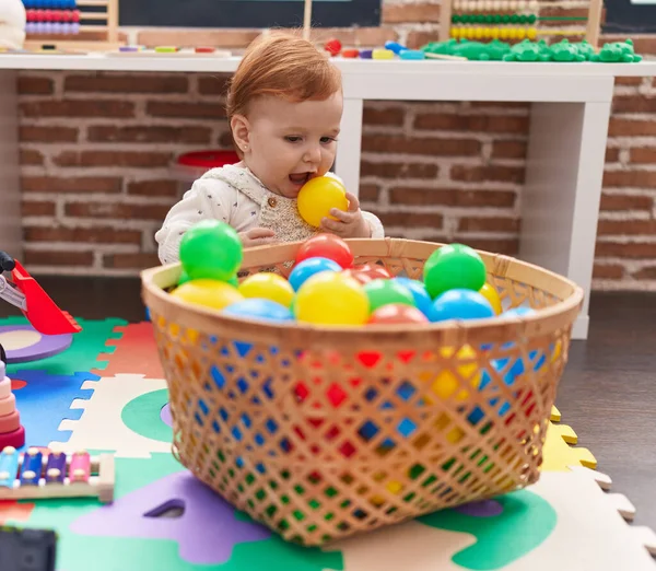 Liebenswert Rotschopf Kleinkind Lutschen Ball Sitting Auf Boden Bei Kindergarten — Stockfoto
