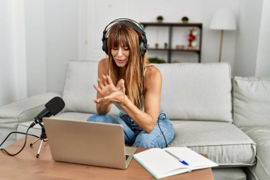 Genç İspanyol kadın gülümsüyor. Video araması yaptığından emin.