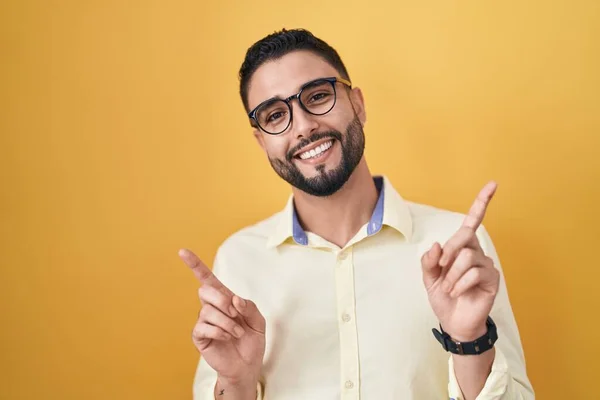 Hispanic Ung Mann Med Forretningsklær Briller Smilende Selvsikker Peker Med – stockfoto