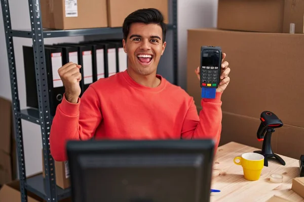 Hispanic Man Working Small Business Ecommerce Holding Dataphone Screaming Proud — Stock Fotó