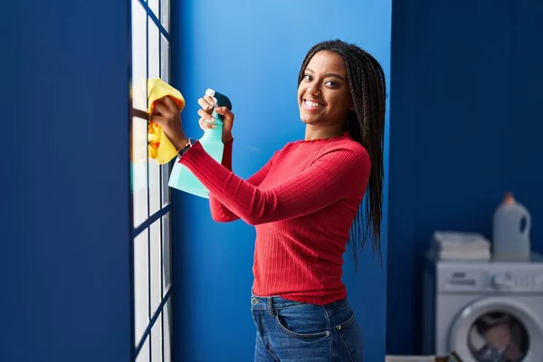 Африканская Американка Улыбается Уверенной Себе Уборщицей Дома — стоковое фото