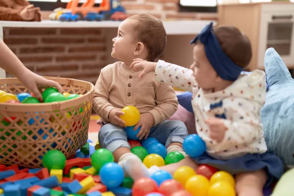 Двоє Малюків Грають Кульками Сидячи Підлозі Дитячому Садку — стокове фото