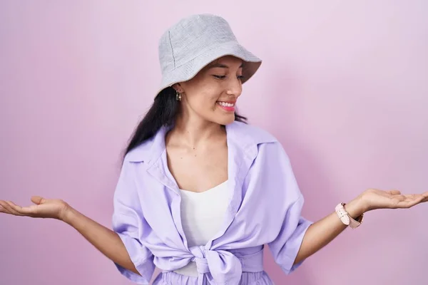 Young Hispanic Woman Standing Pink Background Wearing Hat Smiling Showing — Stock Photo, Image