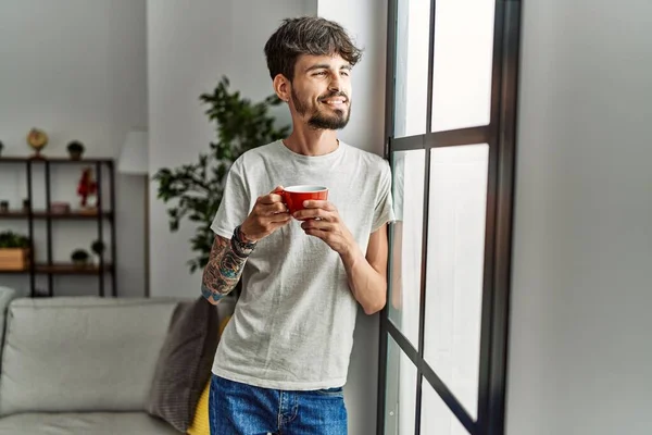 Junger Hispanischer Mann Lächelt Selbstbewusst Und Trinkt Hause Kaffee — Stockfoto