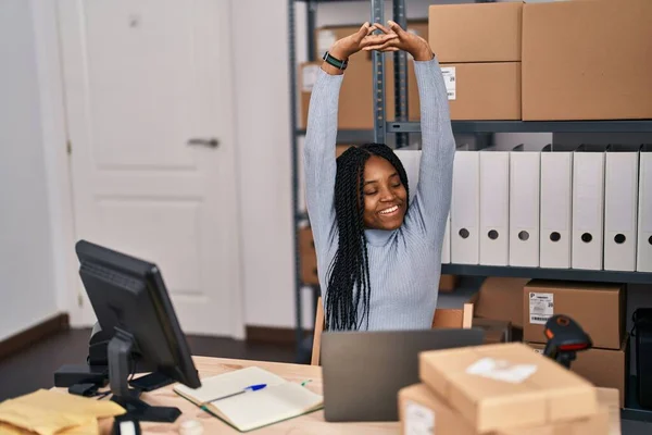 Afrikaans Amerikaanse Vrouw Commerce Zakenman Met Behulp Van Laptop Stretching — Stockfoto