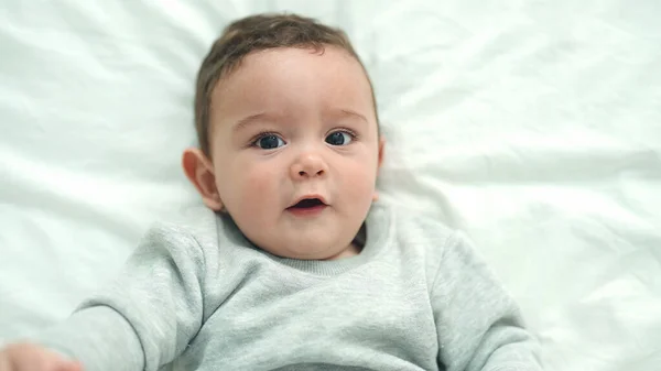 Adorable Bebé Hispano Acostado Cama Con Expresión Relajada Dormitorio —  Fotos de Stock