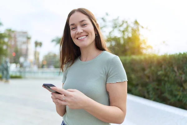 Young Beautiful Woman Smiling Confident Using Smartphone Park — Stock Photo, Image
