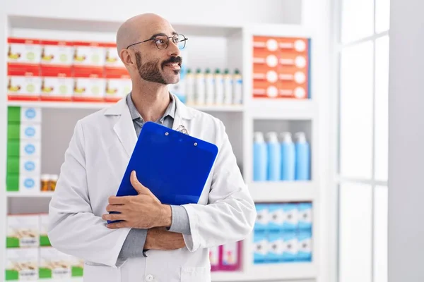 Young Hispanic Man Pharmacist Smiling Confident Holding Clipboard Pharmacy — Stock Photo, Image