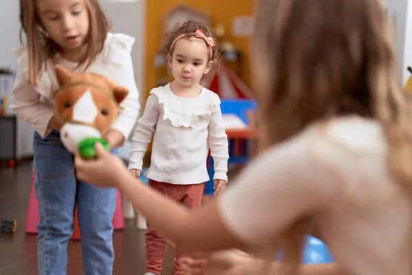 二人の女の子遊びととも幼稚園でおもちゃ — ストック写真