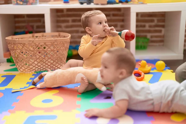 Zwei Kleinkinder Lutschen Maraca Kindergarten Auf Dem Boden — Stockfoto