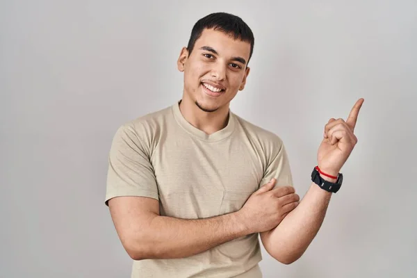 Hombre Árabe Joven Con Una Camiseta Casual Con Una Gran —  Fotos de Stock