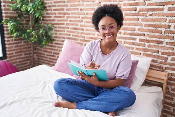 Mujer Afroamericana Escribiendo Cuaderno Sentado Cama Dormitorio —  Fotos de Stock