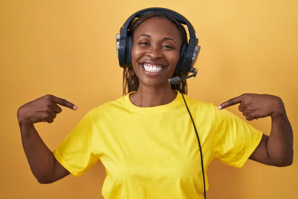African American Woman Listening Music Using Headphones Looking Confident Smile — Stock Photo, Image