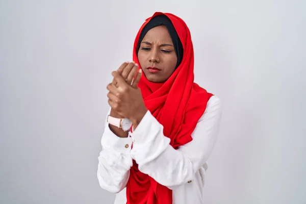 Young Arab Woman Wearing Traditional Islamic Hijab Scarf Suffering Pain — Zdjęcie stockowe