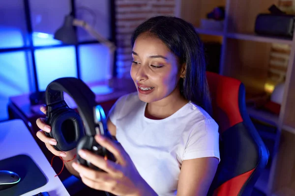 Young Arab Woman Streamer Smiling Confident Holding Headphones Gaming Room — Stock Photo, Image