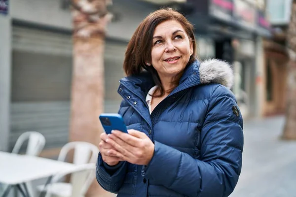 Donna Mezza Età Sorridente Fiducioso Utilizzando Smartphone Alla Terrazza Della — Foto Stock