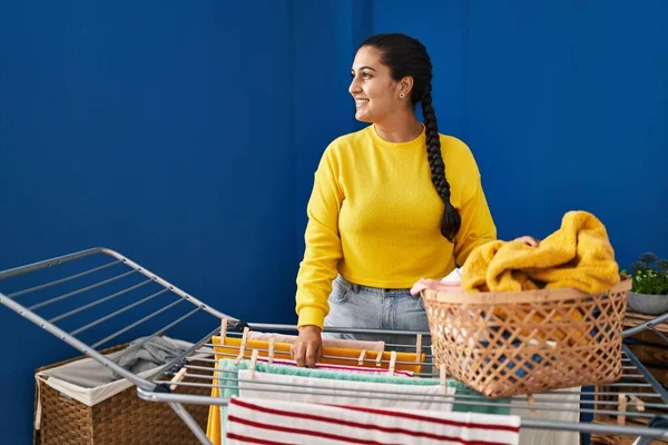 Jonge Latino Vrouw Glimlachen Zelfverzekerd Opknoping Kleren Waslijn Wasruimte — Stockfoto