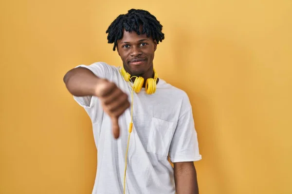 Young African Man Dreadlocks Standing Yellow Background Looking Unhappy Angry — Stock Photo, Image