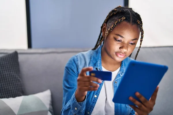 Afrikansk Amerikansk Kvinna Med Touchpad Och Kreditkort Sitter Soffan Hemma — Stockfoto