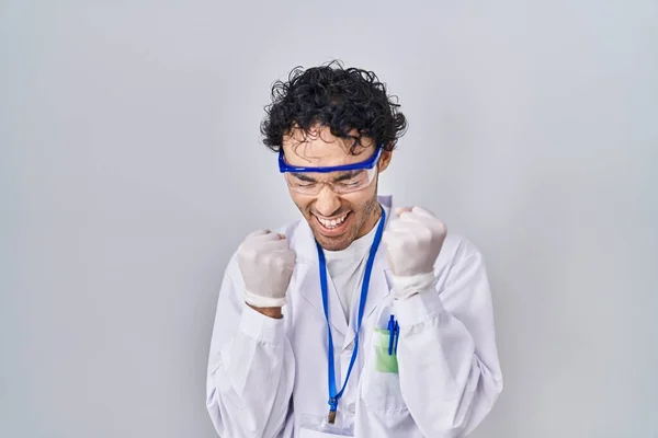 Hombre Hispano Trabajando Laboratorio Científico Celebrando Sorprendido Sorprendido Por Éxito —  Fotos de Stock