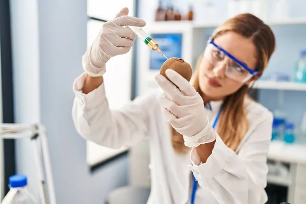 Jeune Femme Blonde Portant Uniforme Scientifique Injectant Kiwi Laboratoire — Photo
