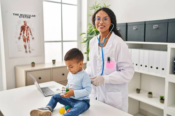 Mother Son Pediatrician Patient Auscultating Respiratory System Clinic — Stock Photo, Image