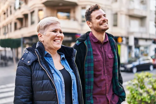 母亲和儿子笑着自信地站在街上 — 图库照片