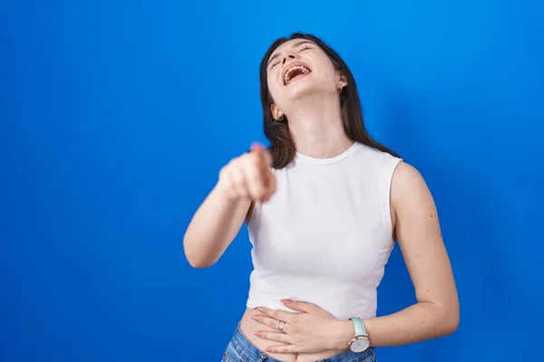Νεαρή Λευκή Γυναίκα Στέκεται Πάνω Από Μπλε Φόντο Γελώντας Μαζί — Φωτογραφία Αρχείου