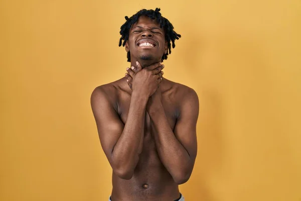 Joven Hombre Africano Con Rastas Pie Sin Camisa Gritando Sofocado —  Fotos de Stock