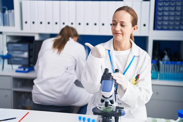 Blonde Woman Working Cruelty Free Laboratory Pointing Thumb Side Smiling — Fotografia de Stock