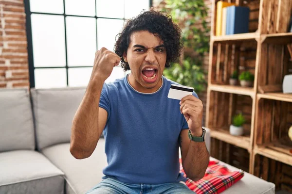 Hombre Hispano Con Pelo Rizado Sosteniendo Tarjeta Crédito Molesto Frustrado — Foto de Stock