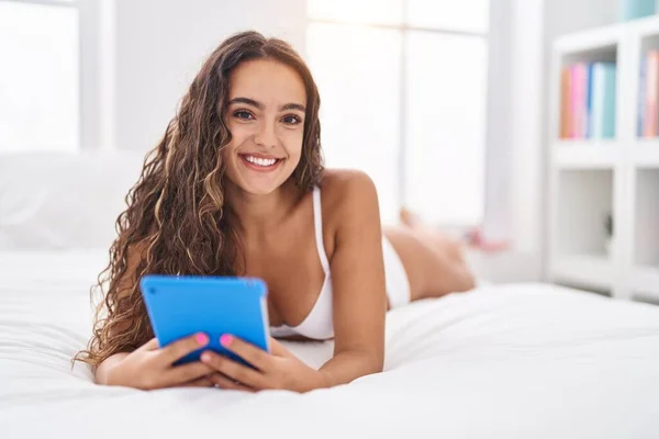 Ung Vacker Latinamerikansk Kvinna Med Touchpad Liggande Sängen Sovrummet — Stockfoto