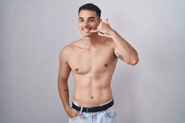 Hombre Hispano Guapo Parado Sin Camisa Sonriendo Haciendo Gesto Telefónico —  Fotos de Stock