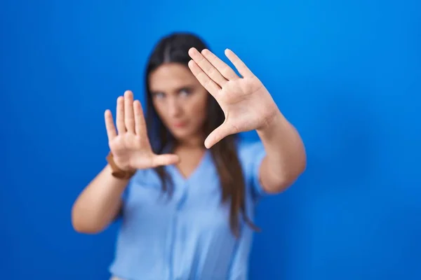 Jovem Morena Sobre Fundo Azul Fazendo Quadro Usando Mãos Palmas — Fotografia de Stock