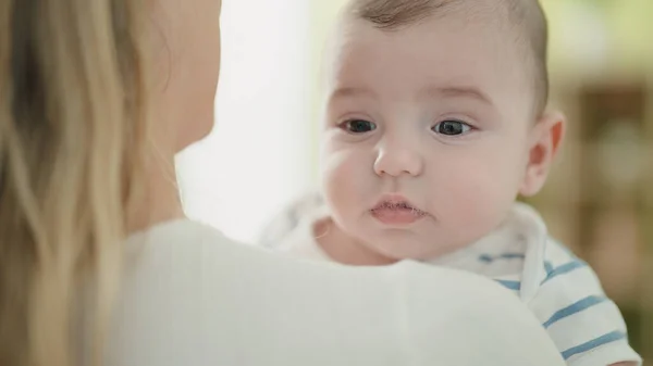 Evde Annesinin Kollarında Sevimli Beyaz Bir Bebek — Stok fotoğraf