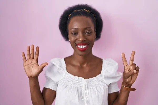 African Woman Curly Hair Standing Pink Background Showing Pointing Fingers — Stock Photo, Image