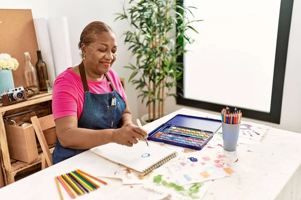 Starsza Afroamerykanka Uśmiecha Się Pewnie Rysując Studiu Sztuki — Zdjęcie stockowe