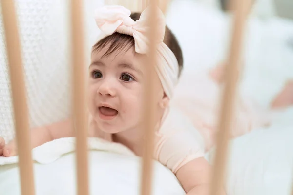 Liebenswertes Kleinkind Auf Wiege Liegend Mit Entspanntem Gesichtsausdruck Schlafzimmer — Stockfoto