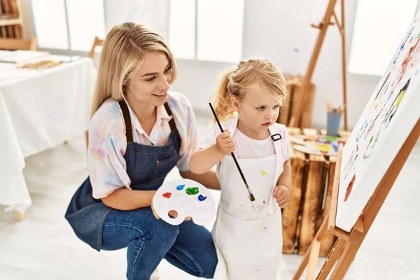 Mutter Und Tochter Lächeln Selbstbewusst Kunstatelier — Stockfoto