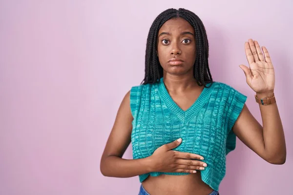 Young African American Braids Standing Pink Background Swearing Hand Chest — Foto Stock