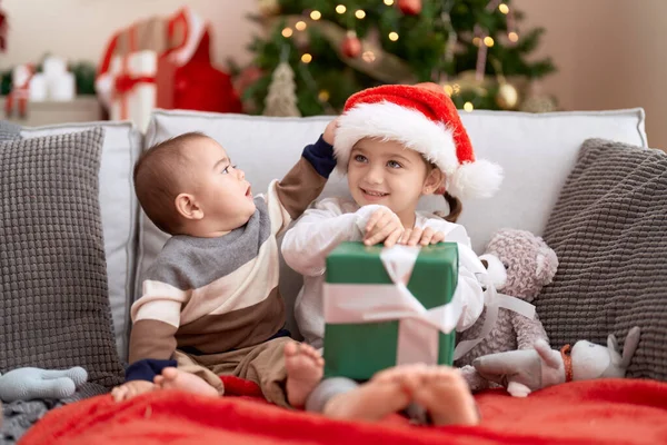 Brother Sister Opening Gift Sitting Sofa Christmas Tree Home — Zdjęcie stockowe