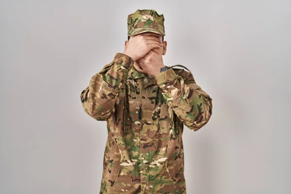 Joven Árabe Vestido Con Camuflaje Uniforme Del Ejército Que Cubre — Foto de Stock