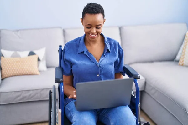 Afrikansk Amerikansk Kvinna Använder Bärbar Dator Sittandes Rullstol Hemma — Stockfoto