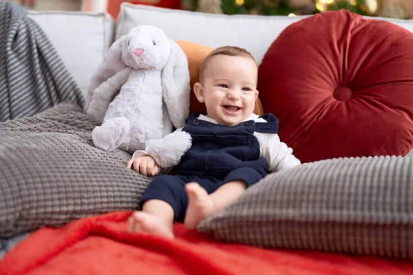 Adorable Niño Sonriendo Seguro Sentado Sofá Con Muñeca Conejo Casa —  Fotos de Stock