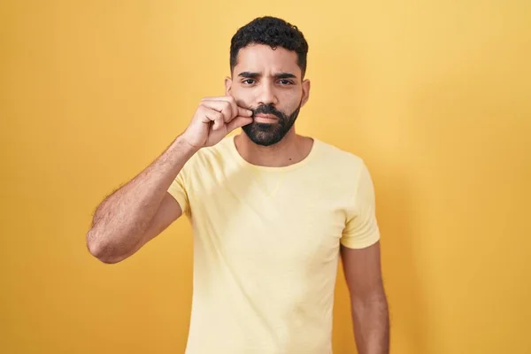Латиноамериканец Бородой Стоящий Жёлтом Заднем Плане Рот Губы Закрыты Молния — стоковое фото