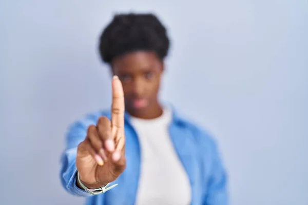 Mujer Afroamericana Pie Sobre Fondo Azul Señalando Con Dedo Hacia —  Fotos de Stock