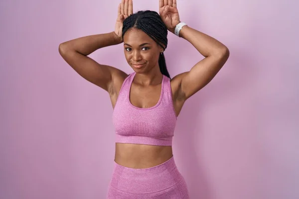 Donna Afroamericana Con Trecce Che Indossano Abbigliamento Sportivo Sfondo Rosa — Foto Stock
