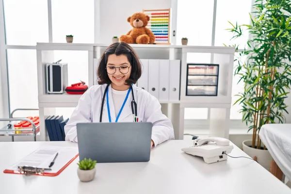 Doktor Üniforması Giyen Genç Bir Kadın Klinikte Çalışırken Dizüstü Bilgisayar — Stok fotoğraf